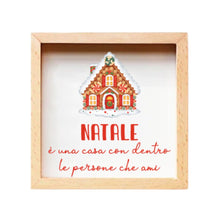 Carica l&#39;immagine nel visualizzatore di Gallery, Quadretto natalizio &quot;Natale è una casa con dentro le persone che ami&quot;

